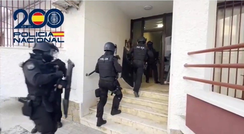 Agentes de la Policía en el dispositivo contra una banda de sicarios relacionados con el narcotráfico en Sanlúcar.