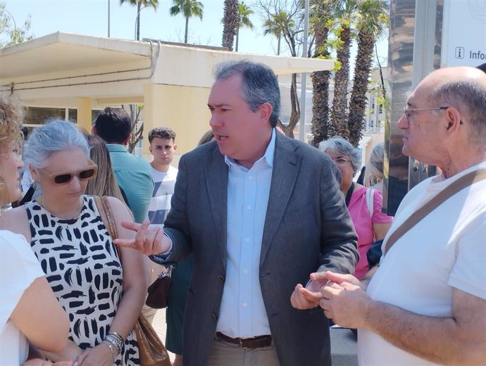 El secretario general del PSOE-A, Juan Espadas, en una de las entradas del Hospital Juan Ramón Jiménez de Huelva.