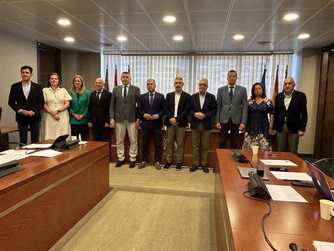 Foto de familia de la reunión de la Comisión de Asuntos Generales e Institucionales, de la Unión Europea y Derechos Humanos con representantes de COAG-IR y UPA