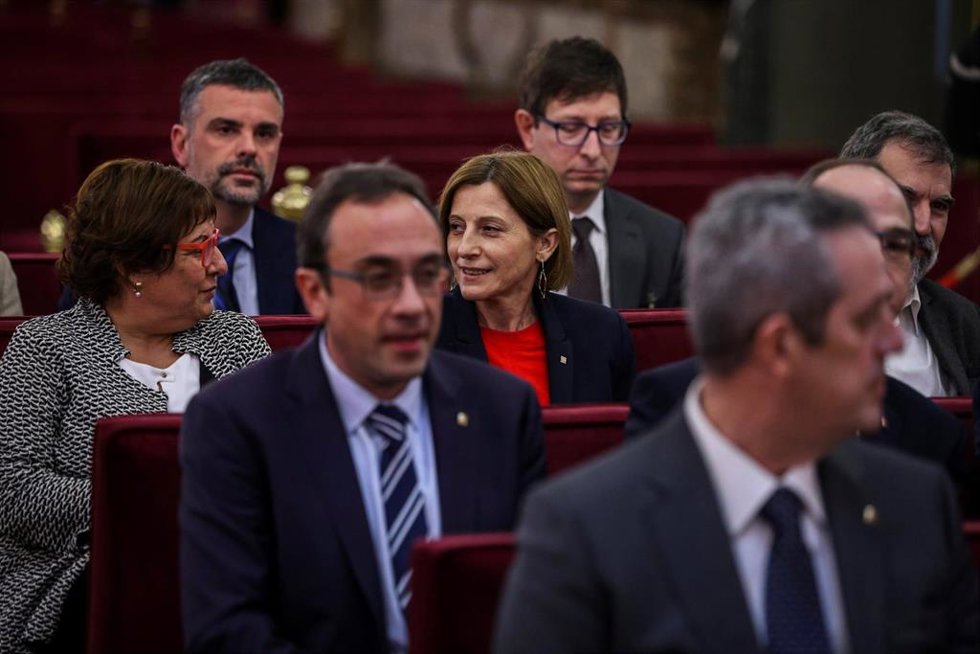 Archivo - Exconsejeros Joaquim Forn (primer fila); Josep Rull (segunda fila - i); Dolors Bassa (tercera fila - i); la expresidenta del Parlament, Carme Forcadell (tercera fila - 2i); y los exconsejeros Santi Vila (cuarta fila - i), y Carles Mundó (cuart