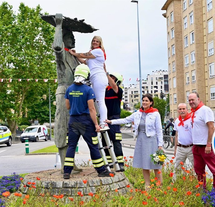 Inicio de las fiestas de San Fermín en el barrio de Tetuán en Santander