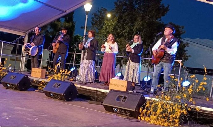 El grupo folk Ahinojo actúa este sábado en Casas de Miravete (Cáceres)