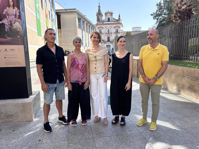 Minerva Salas, junto al equipo artístico de 'Summa', a las puertas del Maestranza.