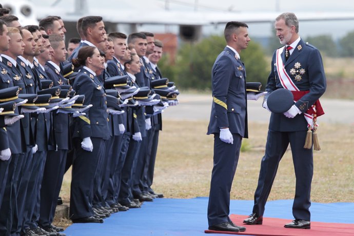 Archivo - El número uno de la XXX promoción de la Escala de Suboficiales del Ejército del Aire, José Manuel Begines (i) y el Rey Felipe VI (d), en el acto de entrega de los Reales Despachos a los nuevos sargentos, en la Academia Básica del Aire (ABA) de L