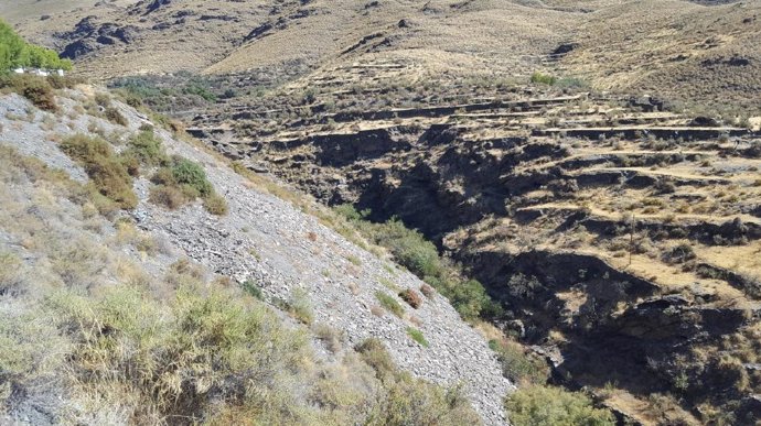 Vertedero de inertes en Castro de los Filabres (Almería).