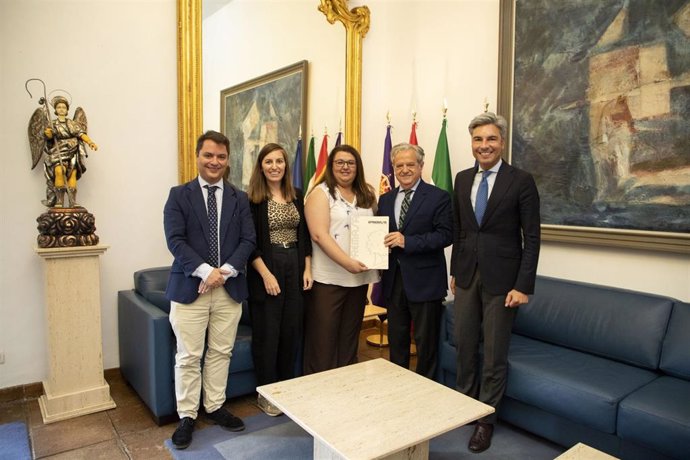 El presidente de la Diputación, Salvador Fuentes (segundo por la dcha.), y la alcaldesa de Los Blázquez, María Zulima Perea (centro), tras la firma del acuerdo.