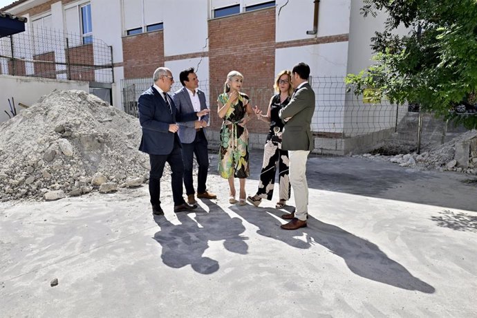 Patricia del Pozo (c), en la visita al IES Santa Catalina de Alejandría.