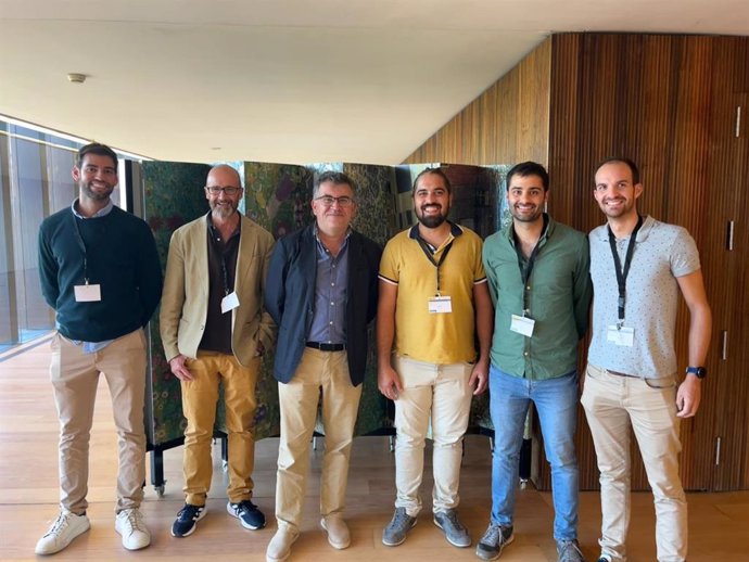 El conseller Simonet (c) y el director general Fernando Fernández (2i), junto a cuatro jóvenes agricultores.