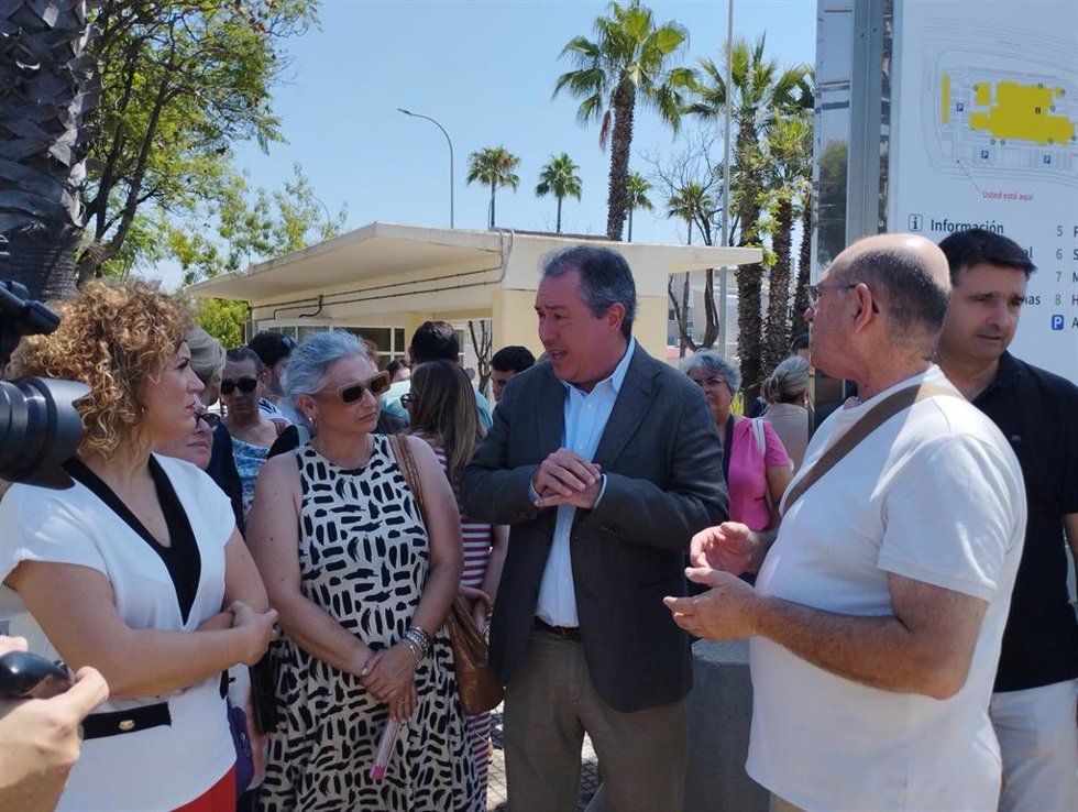 El secretario general del PSOE-A, Juan Espadas, en las inmediaciones del Hospital Juan Ramón Jiménez de Huelva.