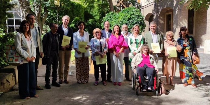 La consejera de Bienestar Social y Familias, Carmen Susín, junto a los representantes de las asociaciones firmantes de los convenios.