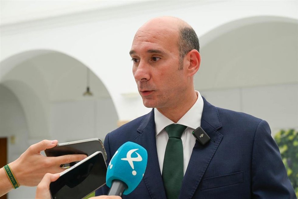 L portavoz del Grupo Parlamentario Popular, José Ángel Sánchez Juliá, atiende a los medios en Mérida