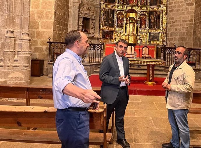 El presidente de la Diputación de Cáceres, Miguel Ángel Morales, visita la iglesia de San Martín de Plasencia, cuyo retablo ha sido restaurado tras un incendio
