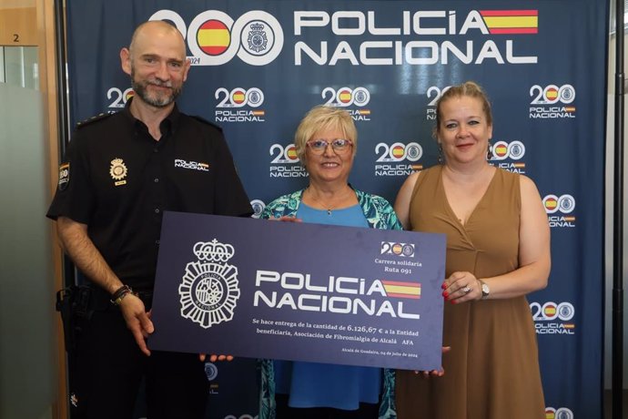 En un acto celebrado en la Comisaría de Policía Nacional, y al que ha asistido la delegada de Salud, Lidia Ballesteros y el jefe de la Comisaría, Elías Manuel Navarro que ha entregado lo recaudado a la presidenta de la Asociación, Ana Vannereau.