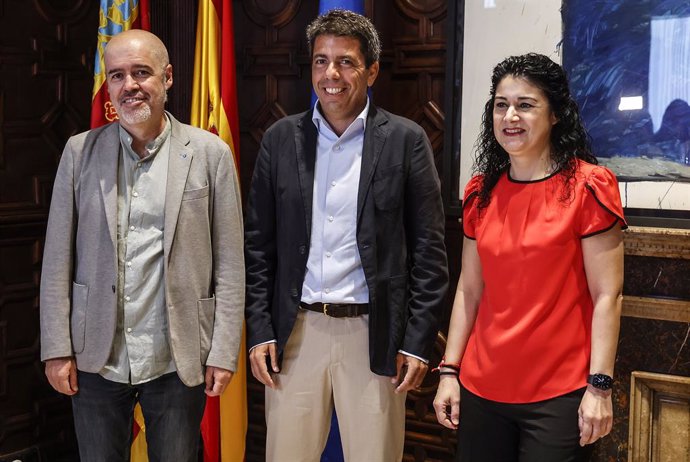 (I-D) El presidente de la Generalitat Valenciana, Carlos Mazón; el secretario general de CCOO, Unai Sordo, y la secretaria general de CCOO PV, Ana García, posan a su llegada a una reunión, en el Palau de la Generalitat, a 4 de julio de 2024, en Valencia