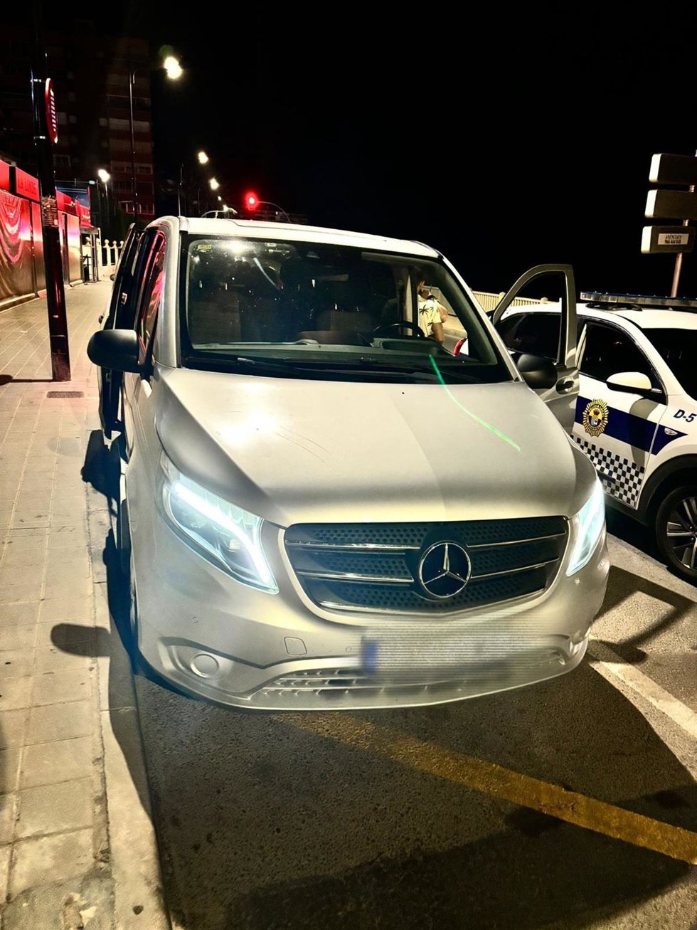 El Campello identifica y expedienta a seis taxistas ilegales