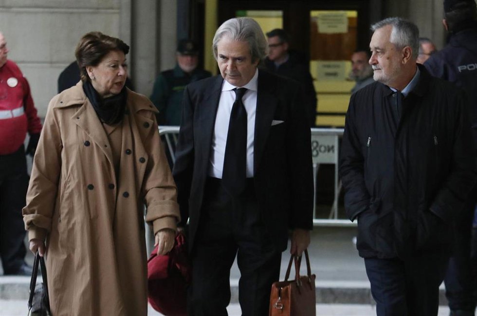 Archivo - Magdalena Álvarez y José Antonio Griñán llegan al juicio de los ERE en 2018