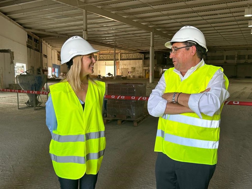 La alcaldesa de Alcalá de Guadaíra, Ana Isabel Jiménez, ha visitado las obras que se acomenten en la zona comercial de la calle Silos.