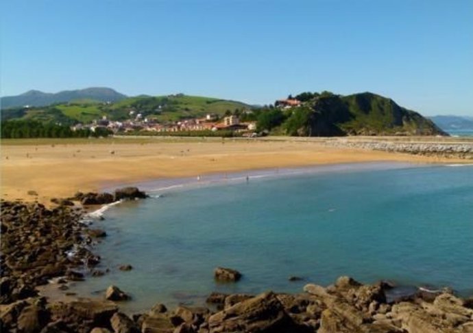 Archivo - Playa de Santiago en Zumaia