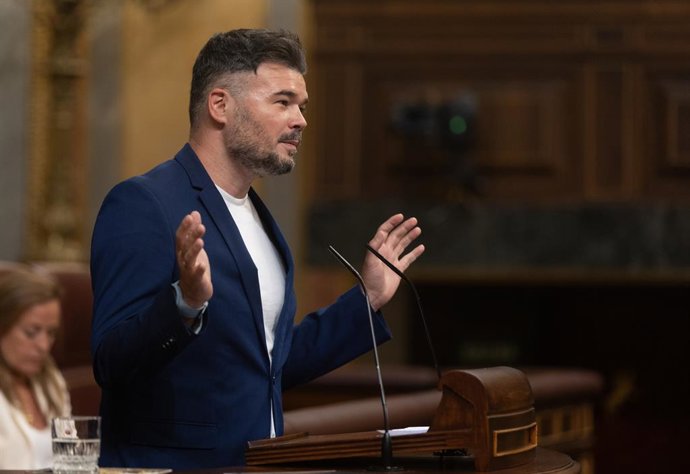 El portavoz de ERC en el Congreso, Gabriel Rufián, interviene durante una sesión plenaria en el Congreso de los Diputados, a 4 de julio de 2024, en Madrid (España). El Pleno del Congreso celebra una sesión extraordinaria para debatir como único punto la