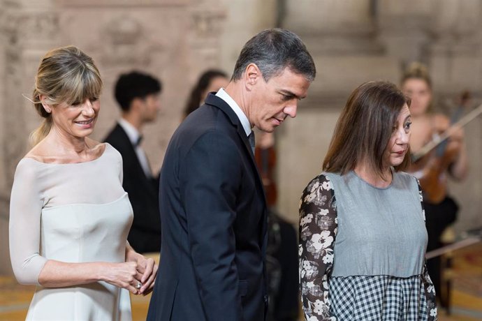 (I-D) La mujer del presidente del Gobierno, Begoña Gómez, el presidente del Gobierno, Pedro Sánchez, y la presidenta del Congreso, Francina Armengol, durante la imposición de condecoraciones con ocasión del X aniversario de la Proclamación de Su Majestad 