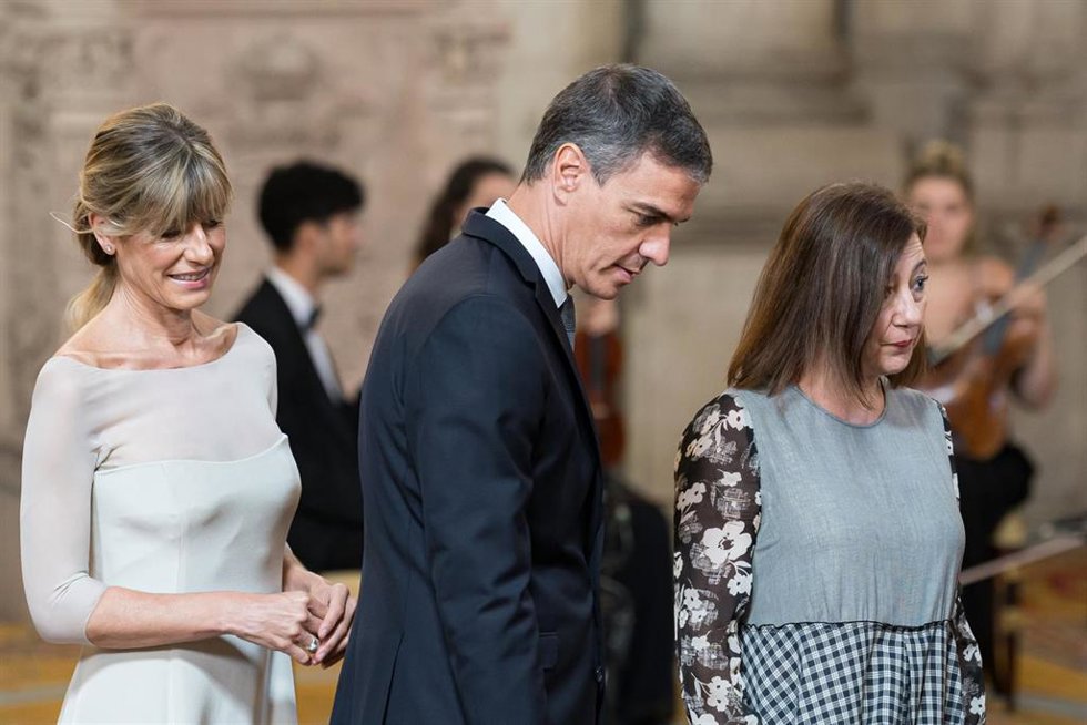 (I-D) La mujer del presidente del Gobierno, Begoña Gómez, el presidente del Gobierno, Pedro Sánchez, y la presidenta del Congreso, Francina Armengol, durante la imposición de condecoraciones con ocasión del X aniversario de la Proclamación de Su Majesta
