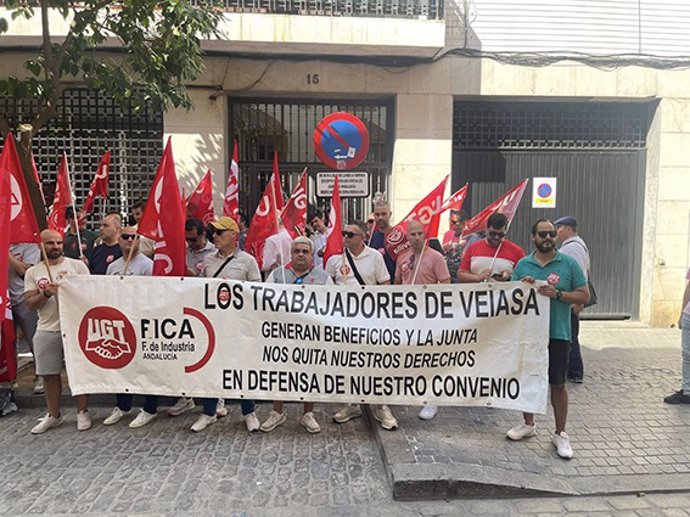 Archivo- Concentración de UGT Y CCOO para exigir la firma del IV Convenio Colectivo de Verificaciones Industriales de Andalucía, SA (Veiasa).