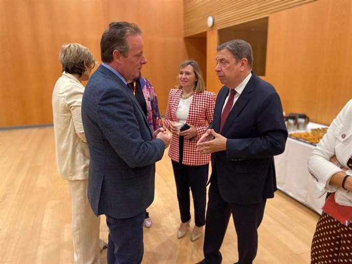 El consejero de Medio Rural, Marcelino Marcos, con el ministerio de Agricultura, Luis Planas, en la sectorial celebrada en Pamplona.