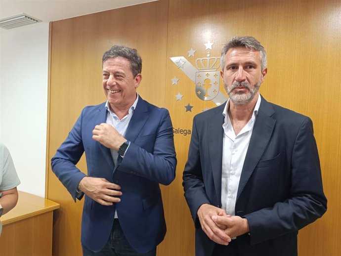 El secretario xeral del PSdeG, José Ramón Gómez Besteiro, con el presidende de la Fegamp, Alberto Varela, en declaraciones a los medios