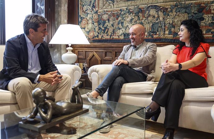 (I-D) El presidente de la Generalitat Valenciana, Carlos Mazón; el secretario general de CCOO, Unai Sordo, y la secretaria general de CCOO PV, Ana García,