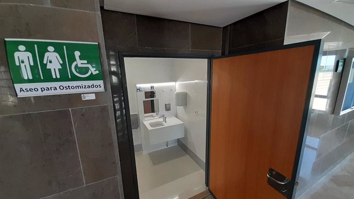 El Hospital de Antequera inaugura un segundo baño adaptado para pacientes ostomizados