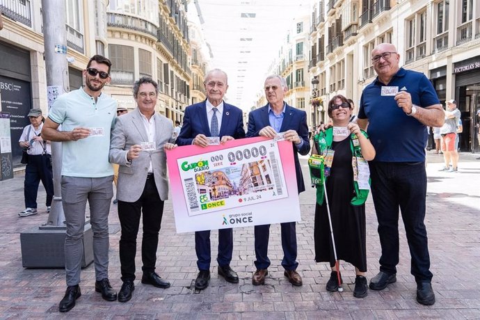 Presentación del cupón de la ONCE dedicado a calle Larios a la que han asistido el alcalde de Málaga, Francisco de la Torre, y el director de la ONCE en Málaga, José Miguel Luque