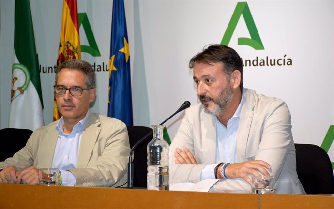 El director gerente de la Agencia de Medio Ambiente y Agua (Amaya), Javier de Torre, con el secretario general de Feragua, Pedro Parias.