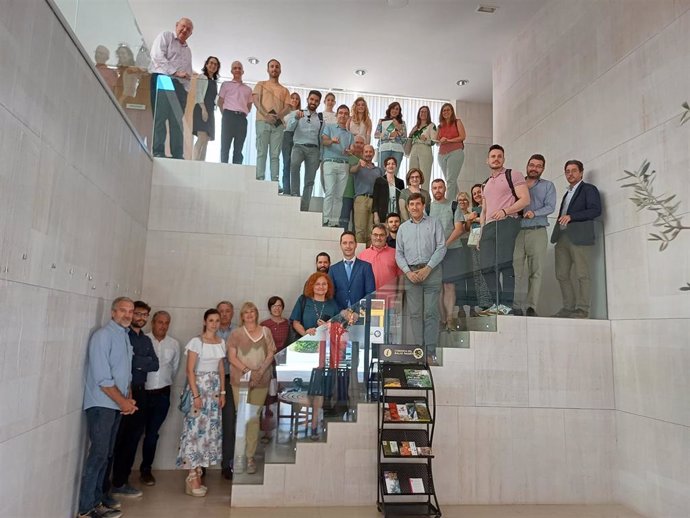 Foto de grupo en Híjar (Teruel)  de los representantes de las empresas adjudicatarias de las ayudas a los proyectos de transición justa en Aragón