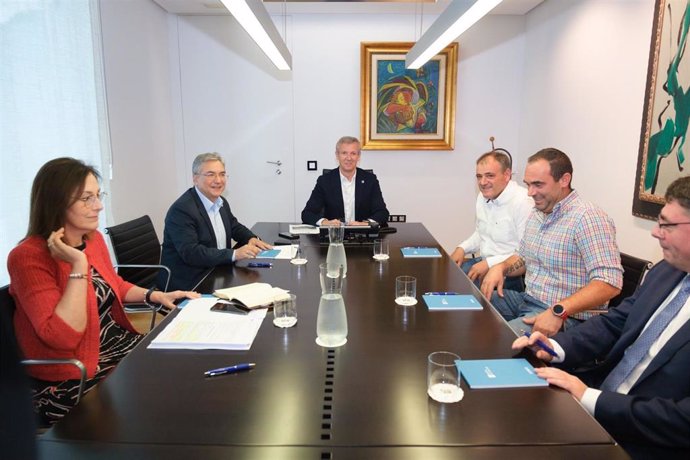 Alfonso Rueda en una reunión con la Comunidad de Regantes de A Limia