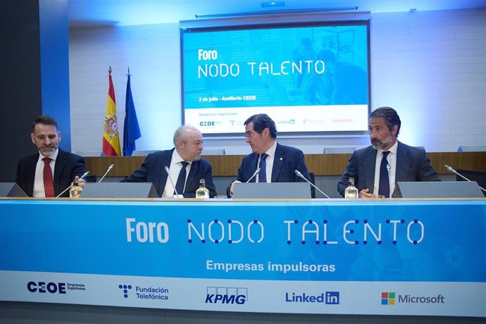 (I-D) El director del Departamento de Educación y Formación de CEOE, Juan Carlos Tejeda; el secretario de Estado de Educación, José Manuel Bar; el presidente de la CEOE, Antonio Garamendi, y el presidente de KPMG, Juan José Cano. 