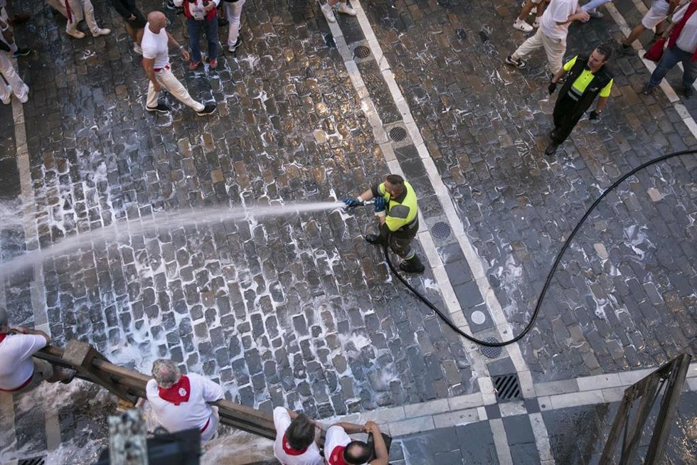 Archivo - Un operario de los servicios de limpieza durante los Sanfermines.