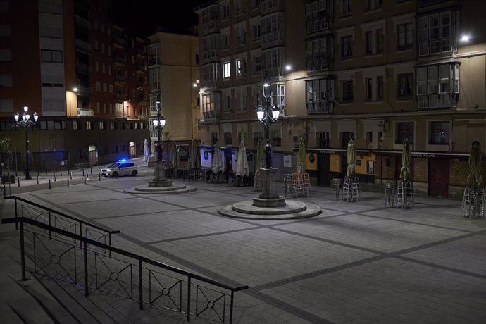 Archivo - Plaza Cañadio de Santander, zona de ocio nocturno de la ciudad, de madrugada con un coche policial