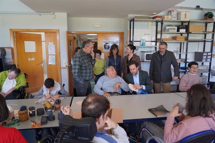 El presidente de la DPH, Isaac Claver, durante su visita al centro de Aspace del pasado mes de abril.