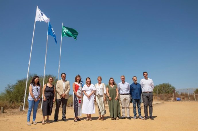 Acto de izada de banderas turísticas en la playa de El Espigón de Huelva.