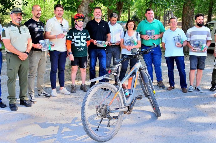 La Junta presenta la guía de las rutas cicloturistas del Parque Natural Sierra de Huétor.