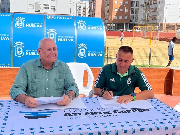 El director general de la Fundación Atlantic Copper, Antonio de la Vega (izquierda), y el presidente del Club Deportivo Fútbol Playa Huelva, Rafael Millán.