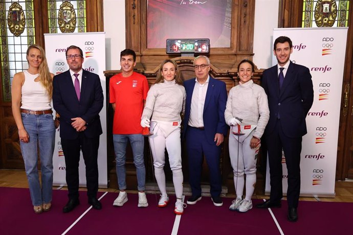 Firma del acuerdo entre Renfe y ADO con el presidente de Renfe Raül Blanco, el maratoniano Yago Rojo, las esgrimistas Lucía Martín-Portugués y Celia Pérez, el presidente del COE, Alejandro Blanco y el director general del CSD, Fernando Molinero,