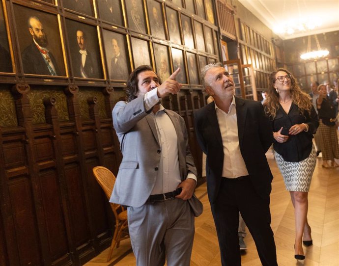 El ministro de Política Territorial y Memoria Democrática, Ángel Víctor Torres (c), durante su visita al Ateneo de Madrid, a 4 de julio de 2024, en Madrid (España).