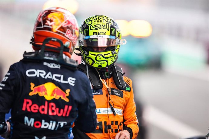 El británico Lando Norris (McLaren) saluda a Max Verstappen (Red Bull), en el Gran Premio de España 2024. 
