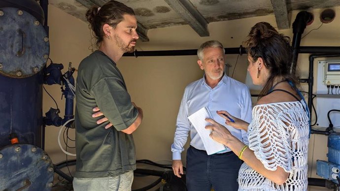 El director general de Recursos Hídricos, Joan Calafat, reunido con representantes de Banyalbufar para abordar medidas para evitar el corte de suministro de agua en el municipio.