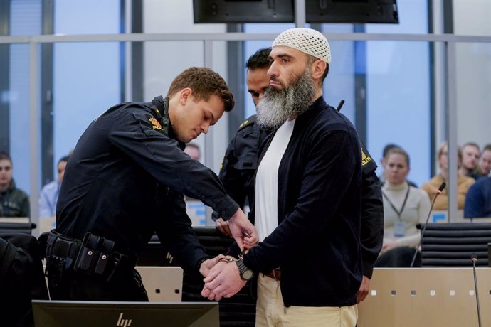 Archivo - 12 March 2024, Norway, Oslo: Zaniar Matapour, a Norwegian with an Iranian family background, is led into the courtroom 250 in Oslo courthouse, where he is on trial for Oslo gay bar shooting in 2022. Photo: Lise serud/ntb/dpa