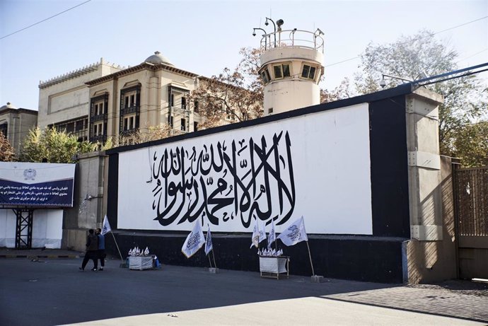 Archivo - Bandera talibán en la antigua Embajada estadounidense en Kabul