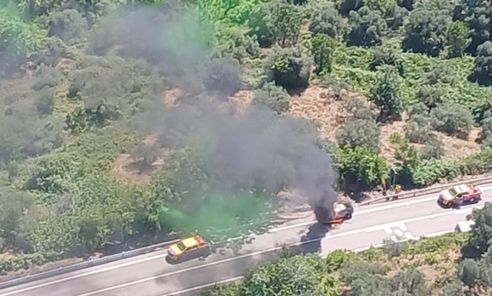 Incendio de un turismo que provocó la declaración del nivel 2 Infocal en Mombeltrán.