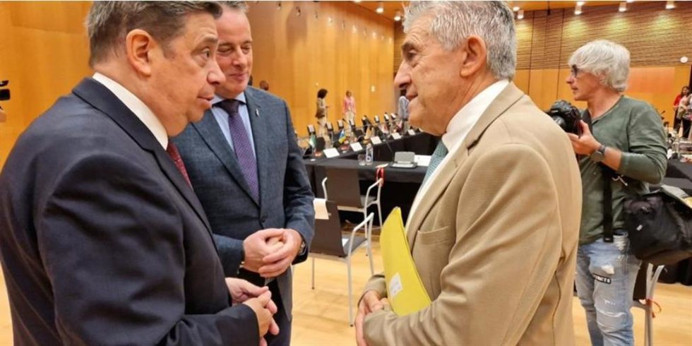El consejero de Agricultura, Ganadería y Alimentación, Ángel Samper, conversa con el ministro de Agricultura, Pesca y Alimentación,  Luis Planas durante la reunión sectorial celebrada este jueves en Pamplona.