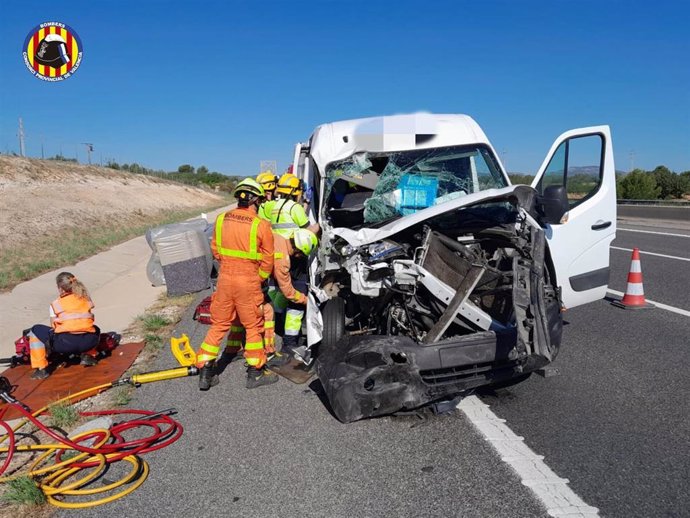 Herida una persona en un accidente entre una furgoneta y un camión en la A-3 en Cheste (Valencia)